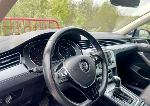 Volkswagen Passat cena 63900 przebieg: 111847, rok produkcji 2016 z Poznań małe 407